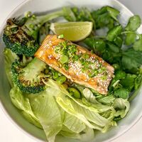 Боул с цыпленком, брокколи и эдамаме в Tiger Sushi