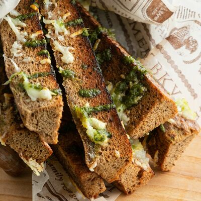 Гренки из солодового багета в Jager restopub по цене 430 ₽