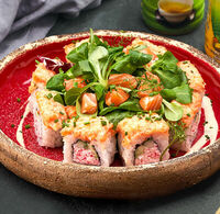 Ролл-салат Босутон со спайси лососем в Mojo