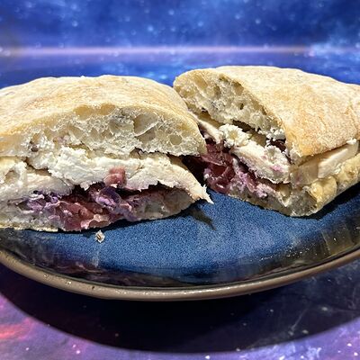 Чиабатта с курицей, коул слоу и соусом барбекю в Кот и Космонавт по цене 430 ₽