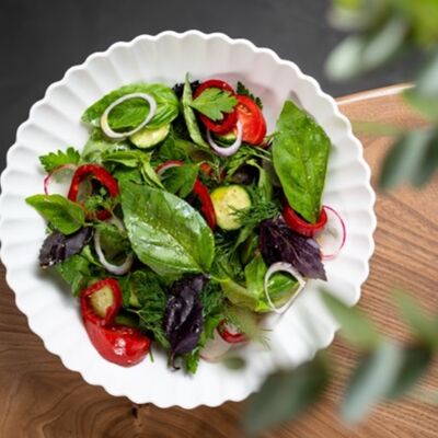 Салат деревенский с перцем рамиро и заправкой из сметаны в Цыпочка по цене 750 ₽