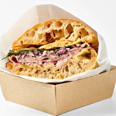 Сэндвич с копченной шеей и коул-слоу в Mike&Molly по цене 640 ₽