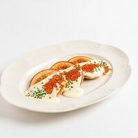 Розовые оладьи с икрой и сливочным соусом в Британские Пекарни