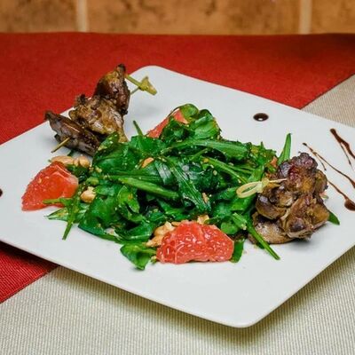 Салат с куриной печенью в Пепперони по цене 470 ₽