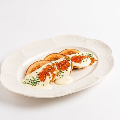 Розовые оладьи с икрой и сливочным соусом в Британские Пекарни по цене 650 ₽