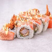 Ролл с опаленным лососем и хрустящей креветкой в Pizza Lavka