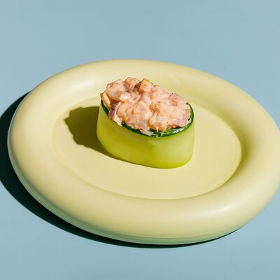 Суши в огурце с острым окунем в Сушки на макушке по цене 270