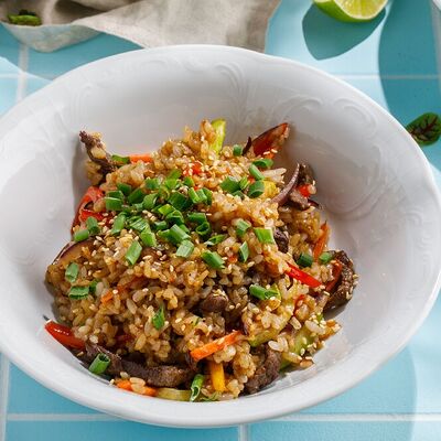 Жареный рис с говядиной в Кукумбер по цене 990 ₽