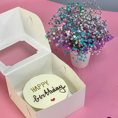 Бенто-торт Happy Birthday и стакан радужной гипсофилы в Cosmo Сakery по цене 2740 ₽