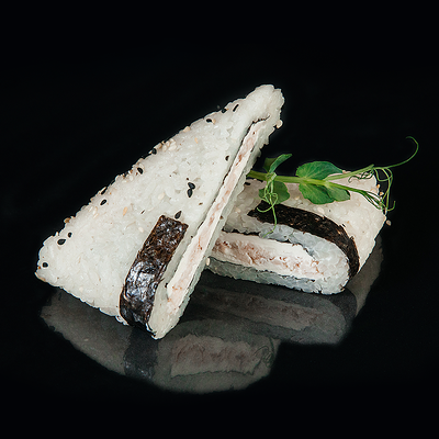 Онигири с копченой курицей и сыром в Суши Профи по цене 309 ₽