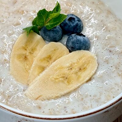 Каша овсяная молочная с фруктами в ТО САМОЕ по цене 270 ₽