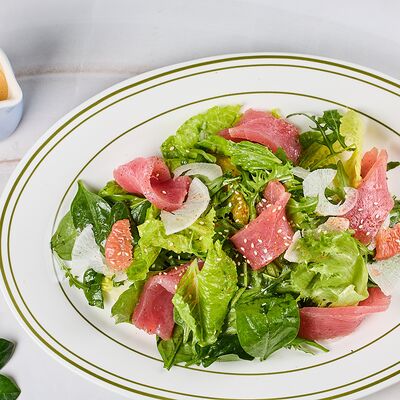 Салат с тунцом, миксом из зелени и цитрусами в Leto по цене 1380 ₽