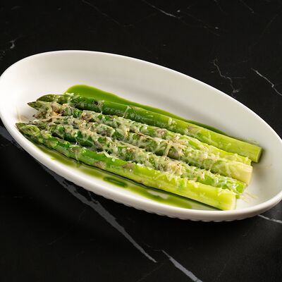 Спаржа обжаренная на гриле с пармезаном в Западный сад ! по цене 700 ₽