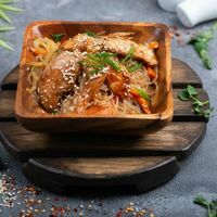 Вок Фунчоза с курицей и овощами в Сакура