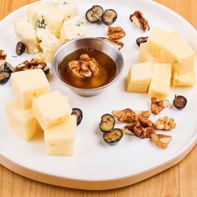 Сырная тарелка в 4 сыра по цене 810 ₽