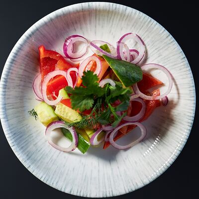 Салат овощной с зеленью в Дача по цене 490 ₽