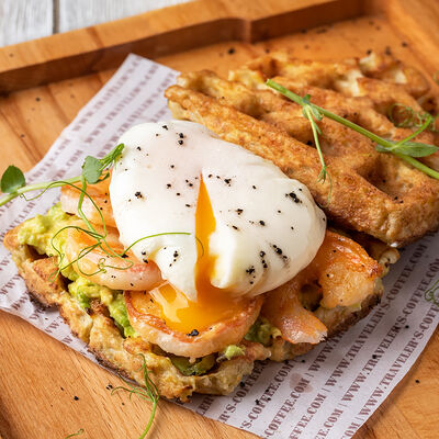 Вафли с креветками, авокадо и яйцом Пашот в Кофейня на Остоженке по цене 990 ₽