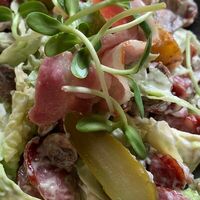 Мюнхенский салат с бужениной, охотничьими колбасками, шампиньонами в Penates