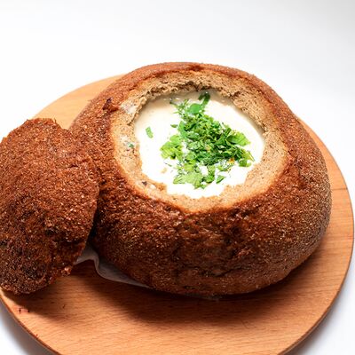 Грибной суп с копченостями в горячей булке в Черная Кошка по цене 789 ₽