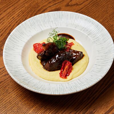 Томленые говяжьи щёчки с пюре из картофеля в Дача по цене 820 ₽