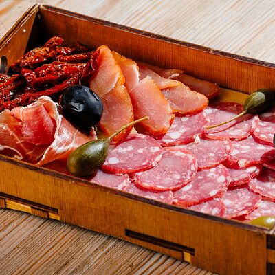 Ассорти из европейских закусок в Москва по цене 1400 ₽