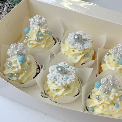 Капкейки с новым годом белые в Кондитерская КонфеткаПитер по цене 2100 ₽