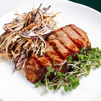 Стейк Стриплойн с салатом Коул-слоу в Стейк & Эггс