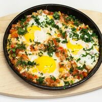 Яичница с розовыми томатами в Бо-Бо