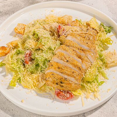 Салат Цезарь с курицей в Stories по цене 530 ₽