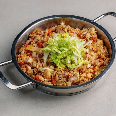 Жареный рис с курицей в Mama ресторан по цене 750 ₽