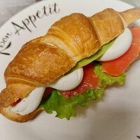 Круассан с форелью в А-ля блинчик