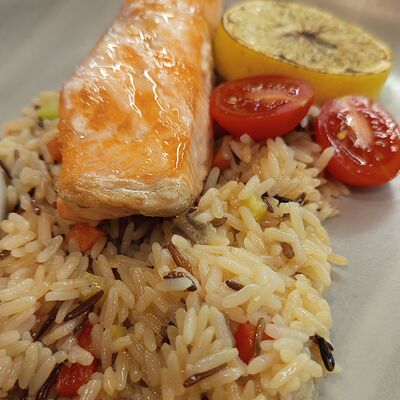 Филе лосося с рисом и овощами в Эник Беник по цене 1440 ₽