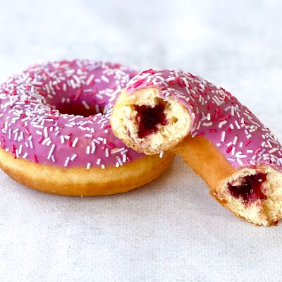 Донат ягодный микс с начинкой в Пекарня Тартин по цене 139 ₽