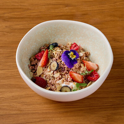 Гранола с йогуртом и ягодами в Клёво по цене 450 ₽