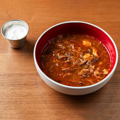 Мясная солянка с бычьими хвостами и пастрами в Горячо по цене 780 ₽