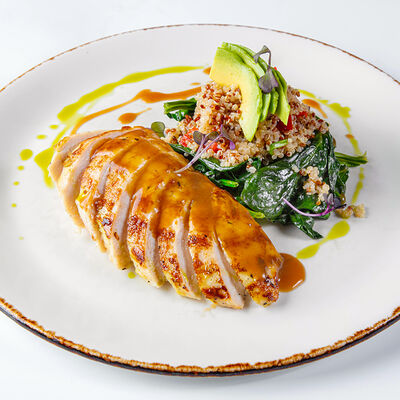 Куриная грудка с киноа и шпинатом в Udcкафе Upside Down Cake по цене 620 ₽