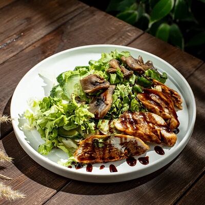 Салат с индейкой и шампиньонами на гриле в Грин по цене 310 ₽