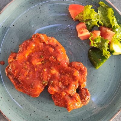 Стейк из свиной шеи с томатным соусом в Oscar по цене 500 ₽