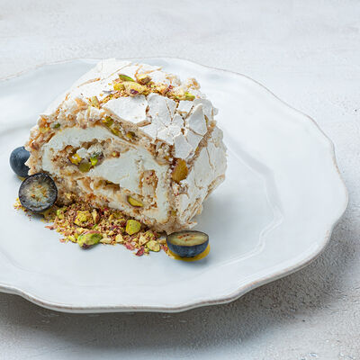 Меренговый рулет с фисташками и манговым кремом в Парк Культуры по цене 630 ₽