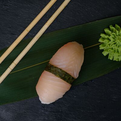 Суши с окунем в Caviar Rolls по цене 143 ₽