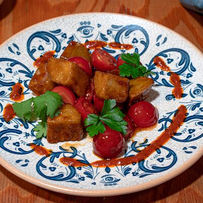 Хрустящие баклажаны с черри и красной арисой в Мазл Тов по цене 640 ₽