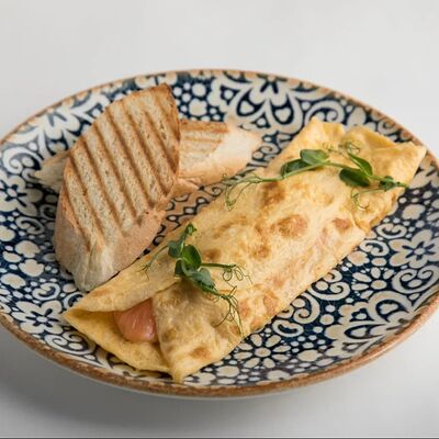 Омлет со слабосолёным лососем в Мука по цене 700 ₽