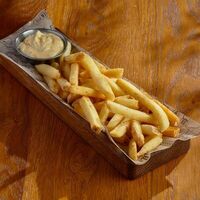 Картофель фри с соусом Трюфельный беарнез в BBQ Beer Restaurant