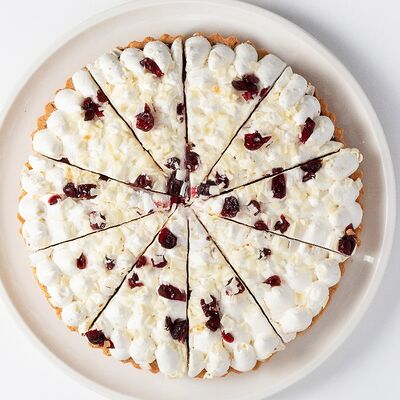 Торт брусничный с белым шоколадом (1 порция) в Лаки-рizza по цене 395 ₽