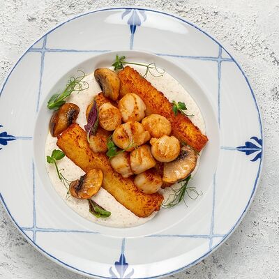 Гребешок на картофельных палочках под сливочно-трюфельным соусом в Brugge по цене 970 ₽