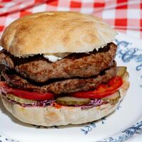 Бургер Плескавица классическая с двойной котлетой в булочке в Ukusno