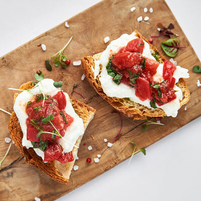 Брускетта с нежным сыром буррата и узбекскими томатами в Sabor de la Vida по цене 480 ₽