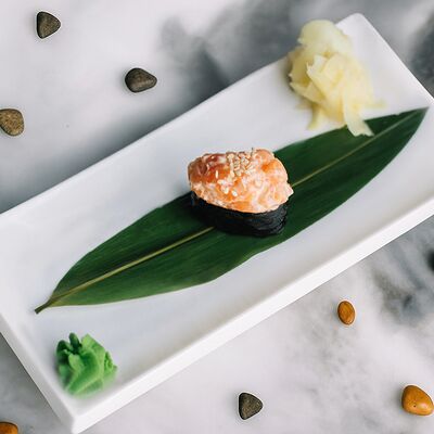 Гункан Лосось в НА ЛУНЕ по цене 250 ₽