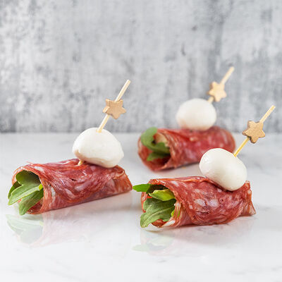 Канапе из Сальчичон и сыром Моцарелла в MOSCOW FOOD Кейтеринг по цене 2380 ₽