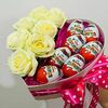 Подарочный бокс с белыми розами и Киндер сюрпризомв Дарите красиво по цене 7299